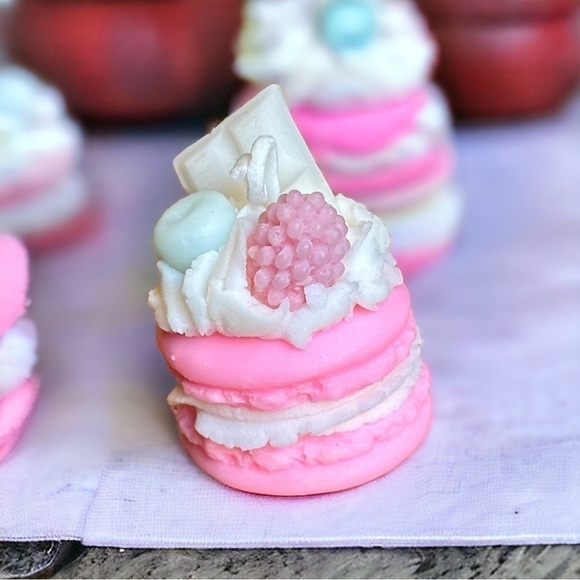 ⚠️SALE Candle // Handmade Hot Pink Life-size Macaroon Candle SEND OFFERS - Picture 2 of 4